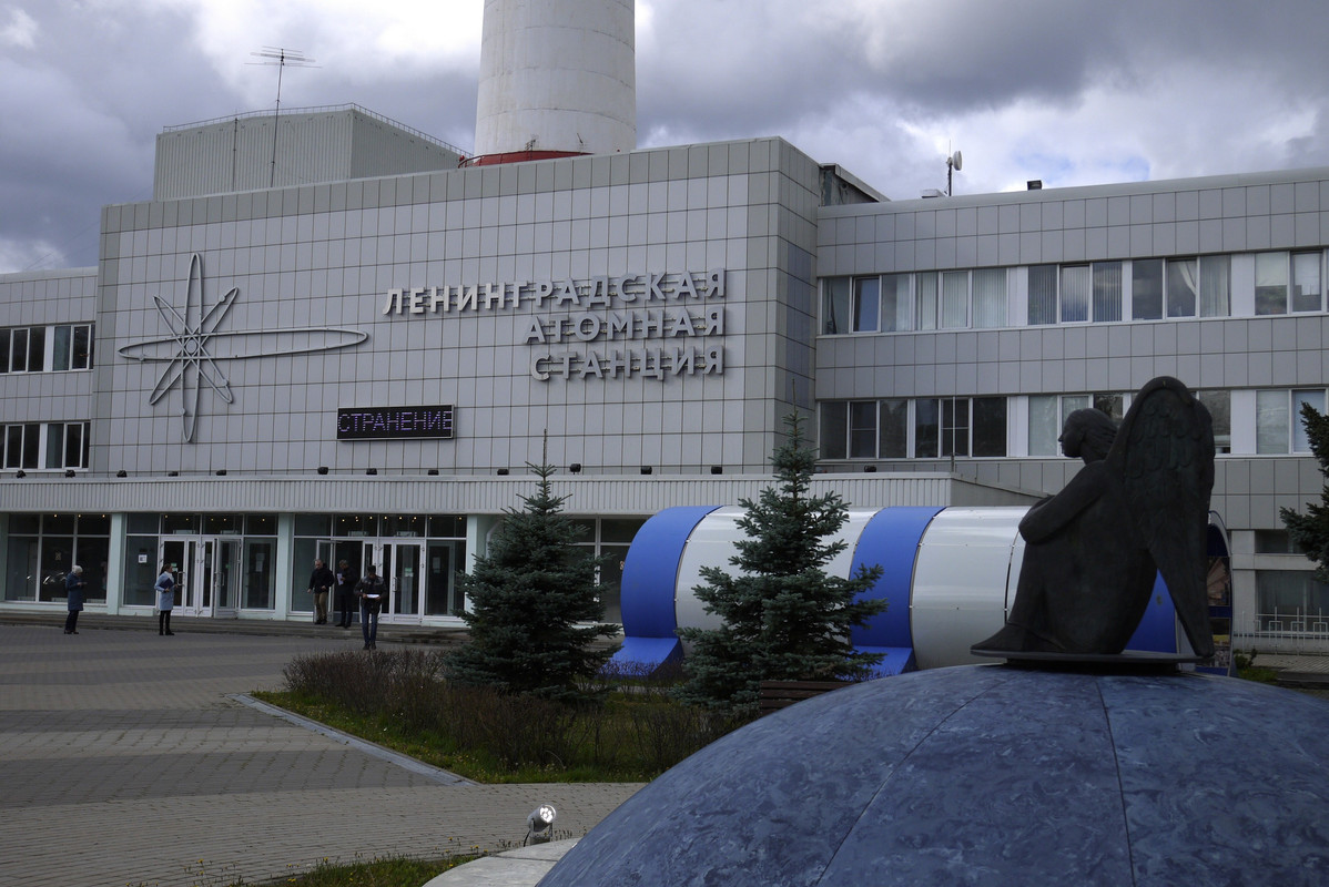 Панно пришлось демонтировать из-за возраста, зато ЛАЭС теперь охраняет Ангел. Панно пришлось демонтировать из-за возраста, зато ЛАЭС теперь охраняет Ангел.
