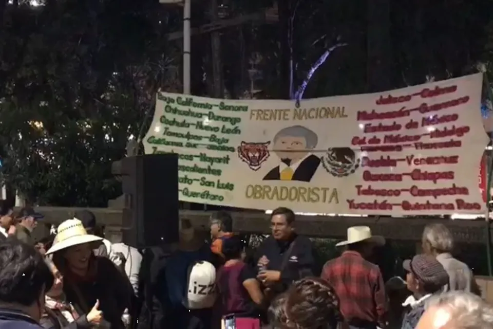 Morenistas acamparon en el Ángel de la Independencia en apoyo a AMLO