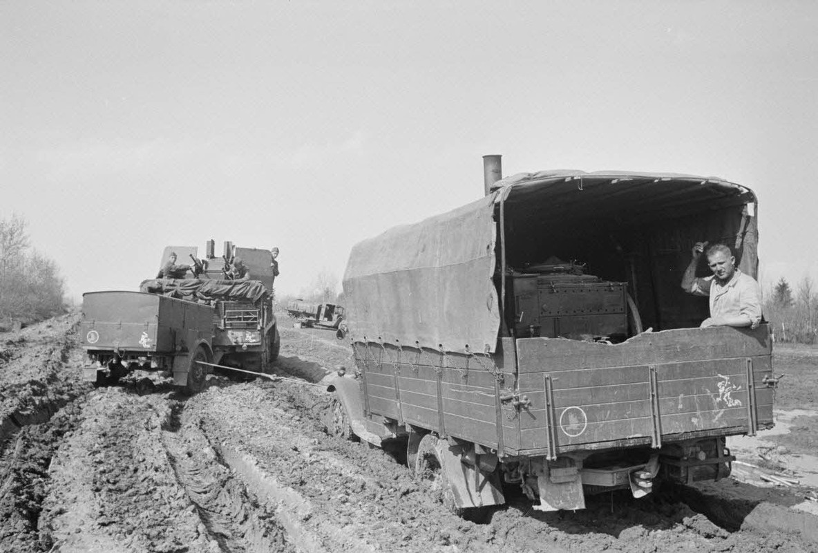 Un semi-chenillé Sd.kfz.71 armé de 2 cm FlaKvierling 38 et son équipage du Leichte Flak Abteilung 71