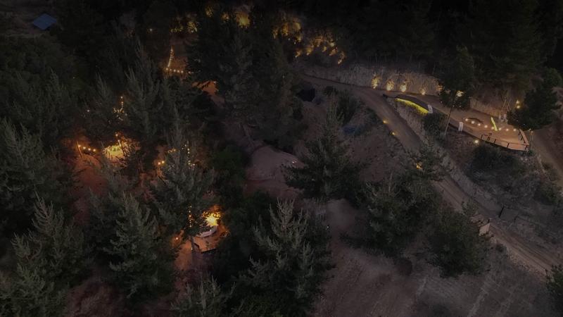Vista aérea nocturna de Glamping Matanzas iluminado