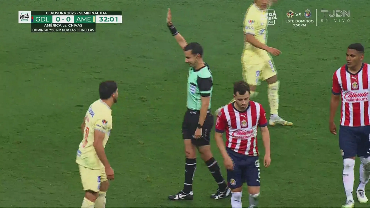 Aficionados acusan ayuda arbitral en Clásico Nacional, Chivas vs América