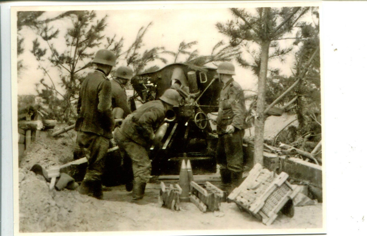 Artillerie Geschütz in getarnter Stellung feuert