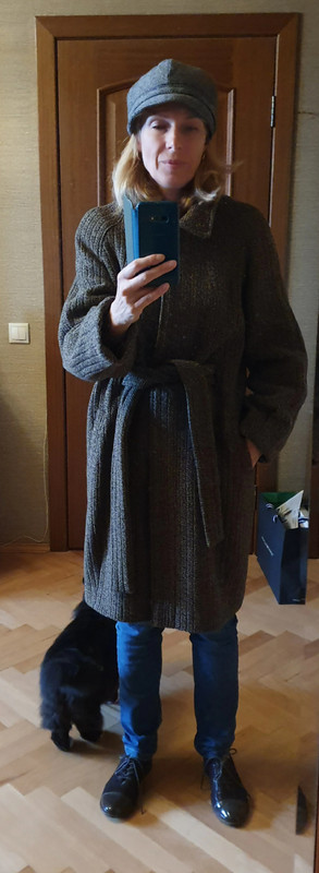 в зеленом пальто