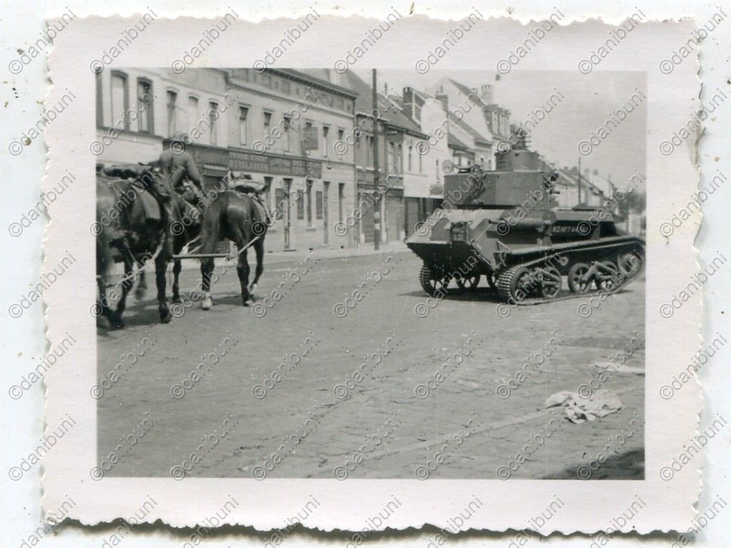 Foto, Wehrmacht, zerstörter englischer Panzer in