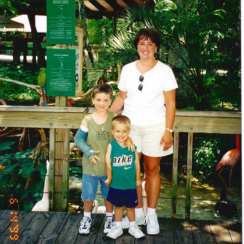 Josh Hutcherson bersama ibunya, Michelle Hutcherson, serta adiknya bernama Conner Hutcherson