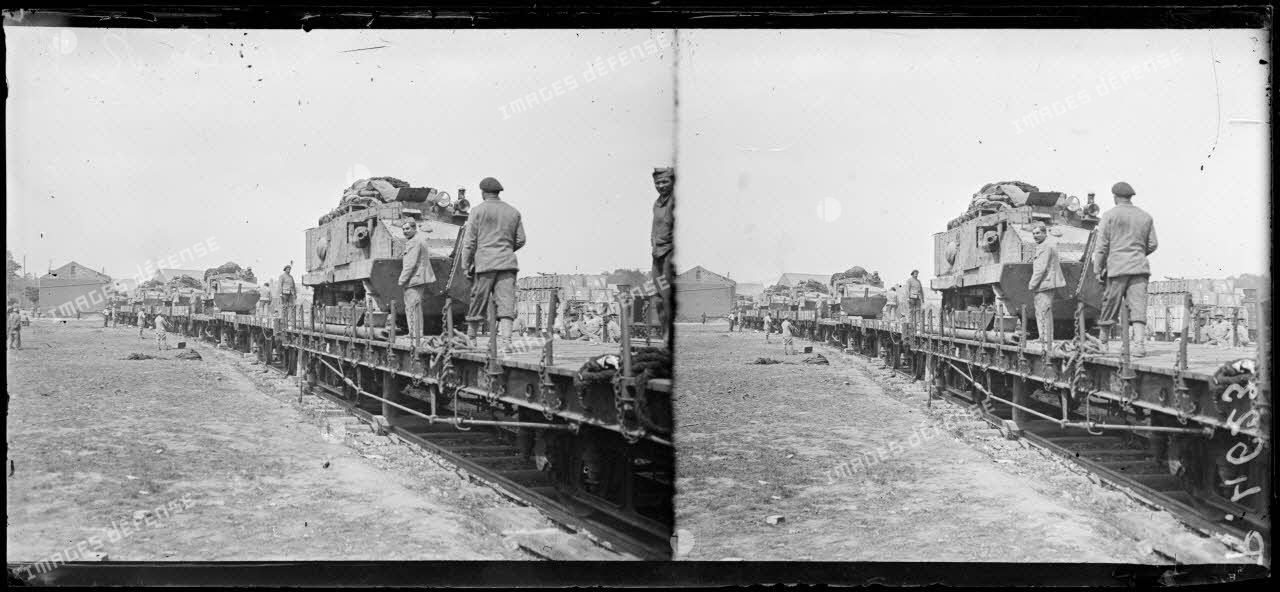 Conty (Somme). Embarquement de chars d'assaut. Les chars en place. [légende d'origine]