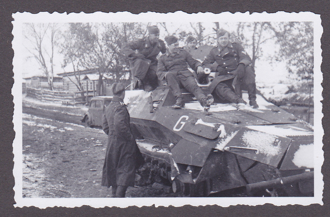 Foto 2.WK.Kameraden mit Aufklärungspanzer1