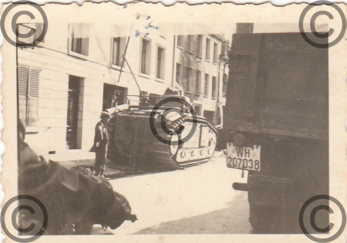 Foto, zerstörter französischer Panzer in Straße,