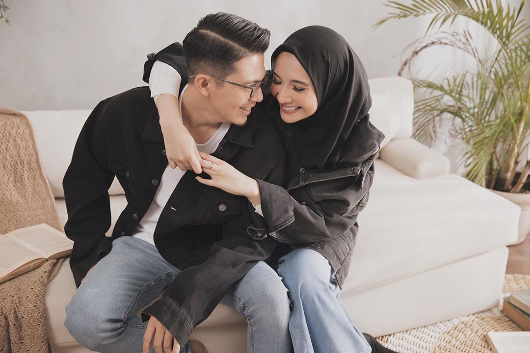 Irwansyah dan istrinya, Zaskia Sungkar.
