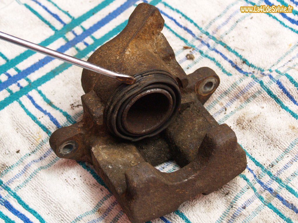 collier-pare-poussiere-etrier-4l