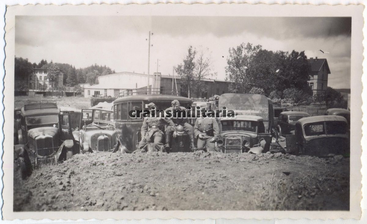 Orig. Foto französische Beute Fahrzeug Wagenpark