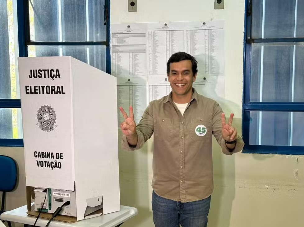 Candidato Beto Pereira (PSDB) votou por volta das 9h, em uma universidade particular de Campo Grande — Foto: Dyego Queiroz/TV Morena