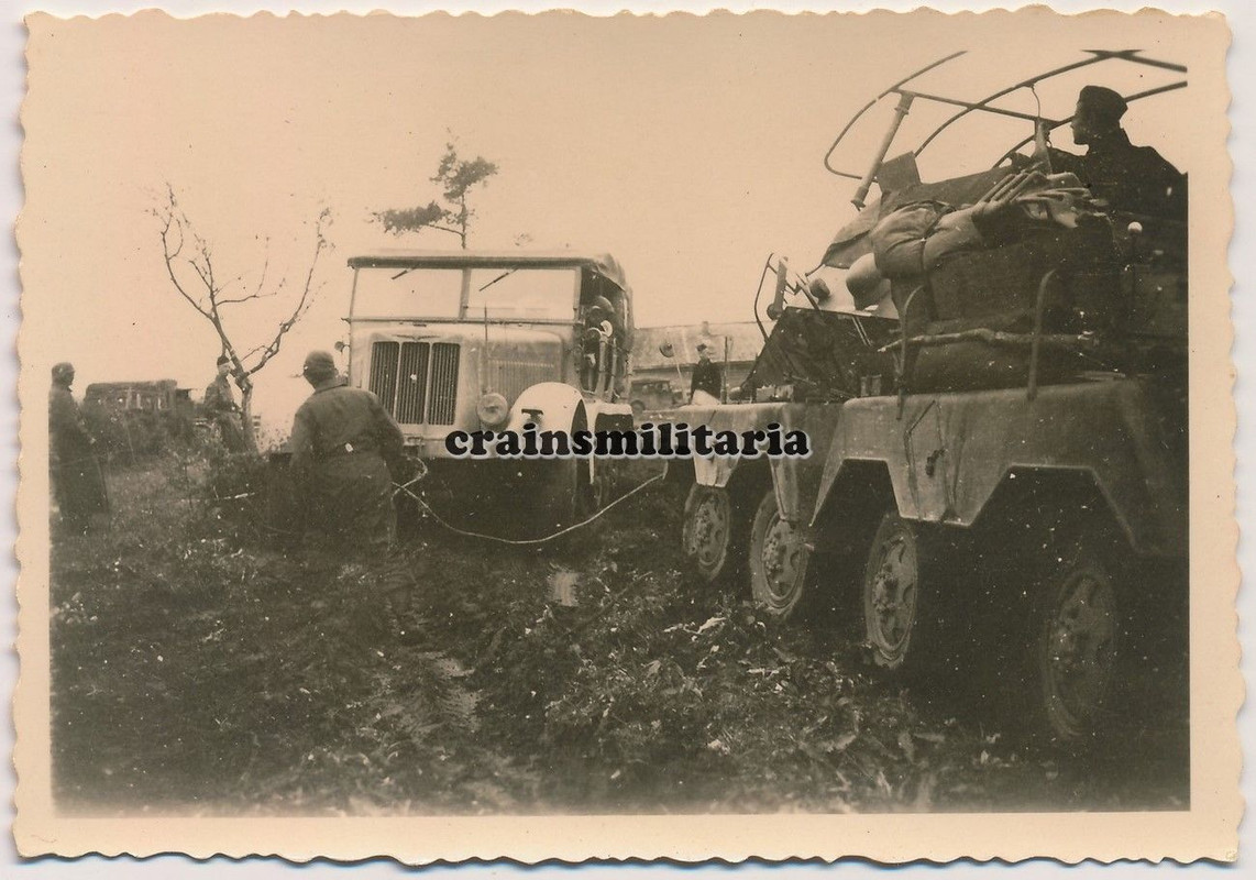 Orig. Foto SdKfz 263 Funk Panzerspähwagen Panzer schleppt SdKfz 