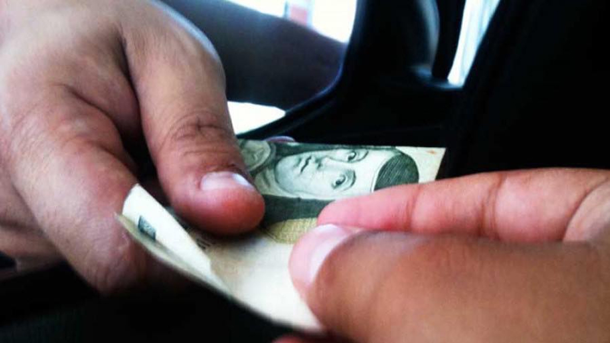 Exhiben a policía por exigir “mordida” a conductor en revisión de rutina