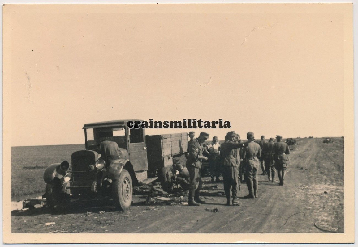 Orig. Foto Gebirgsjäger bei russische Beute Lkw SIS-5 in Russlan