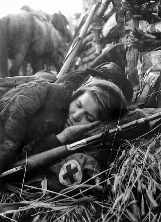 Enfermera soviética armada descansando en una trinchera durante la guerra