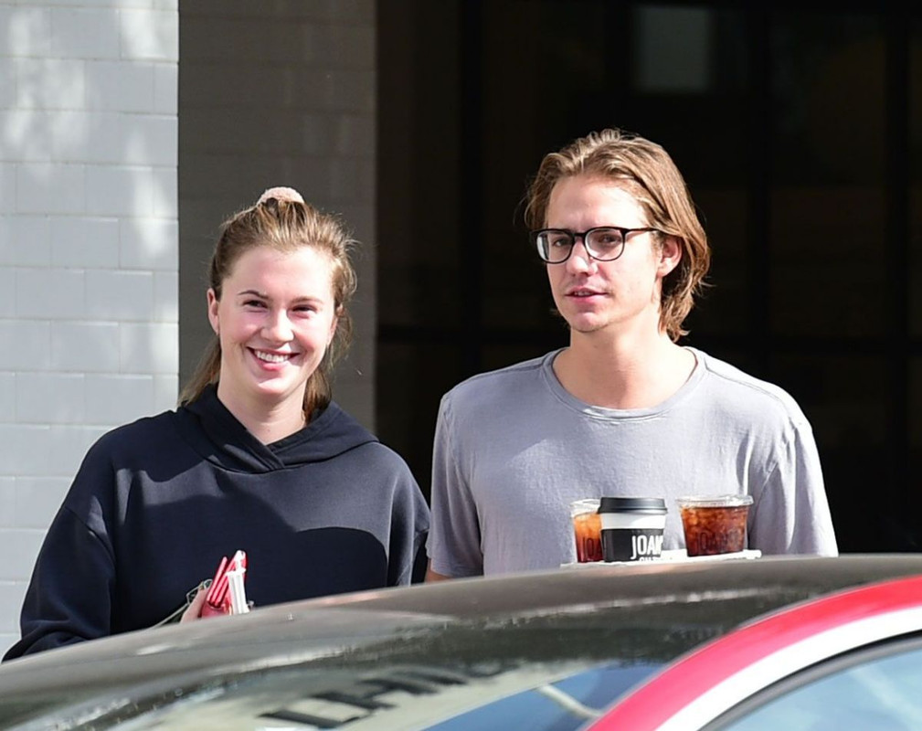 ireland-baldwin-and-noah-schweizer-out-for-lunch-in-los-angeles-