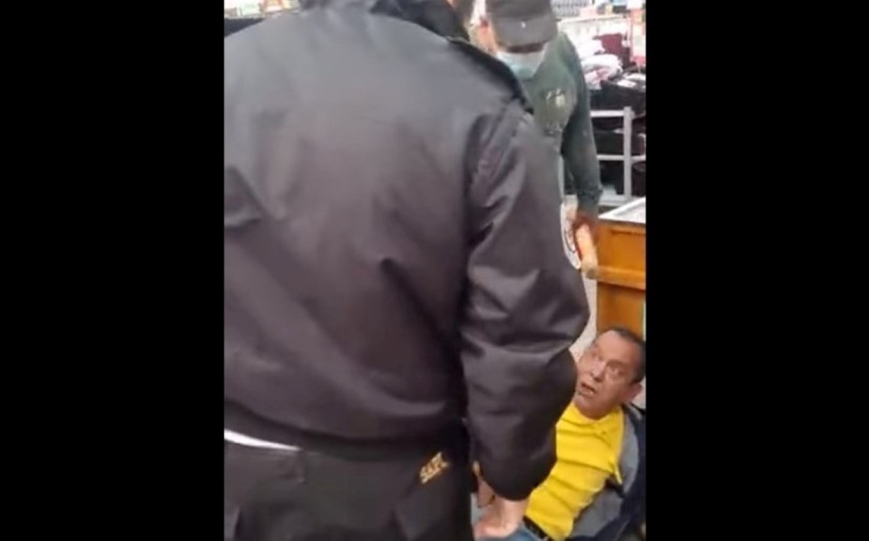 Video: Guardia golpea a adulto mayor que se negaba a usar cubrebocas