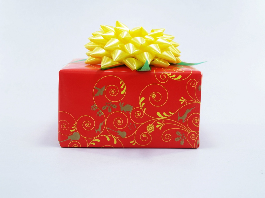 rednadyellowgift.jpg
