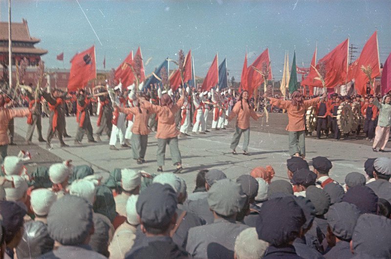 Провозглашение Китайской Народной Республики 1 октября 1949 г. Провозглашение Китайской Народной Республики 1 октября 1949 г. снимке, Владиславович, Владислав, Микоша, серой, куртке, СНИМКОВ, МНОГОМНОГО, КАТОМ, фотокинооператор, советский, случаю, октября, Тяньаньмэ́нь, площади, провозглашение, Китайской, автор, республики, Народной