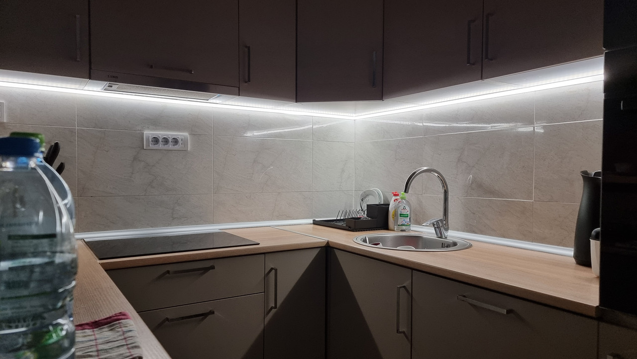 Primer linearnog LED osvetljenja radnog dela kuhinje