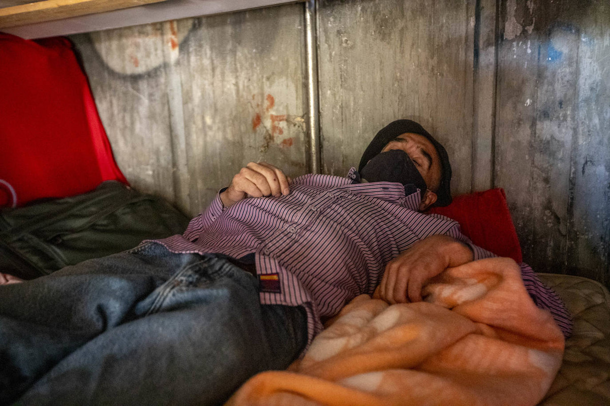 [Tumbado en su chabola]