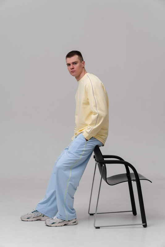 Лонгслів вільного крою з манжетами ніжно жовтий