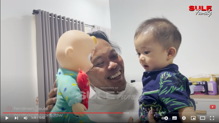 Bertemu Adzam, Sule tampak memeluk dan menciumi anak kelimanya itu.