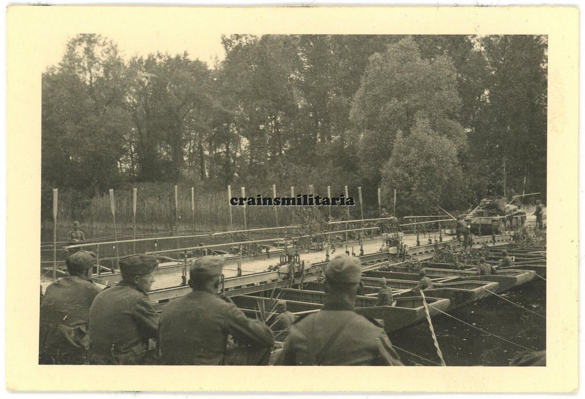 Orig. Foto Vormarsch Panzer 38 (t) Beute Tank Notbrücke Ardennen Frankreich 1940