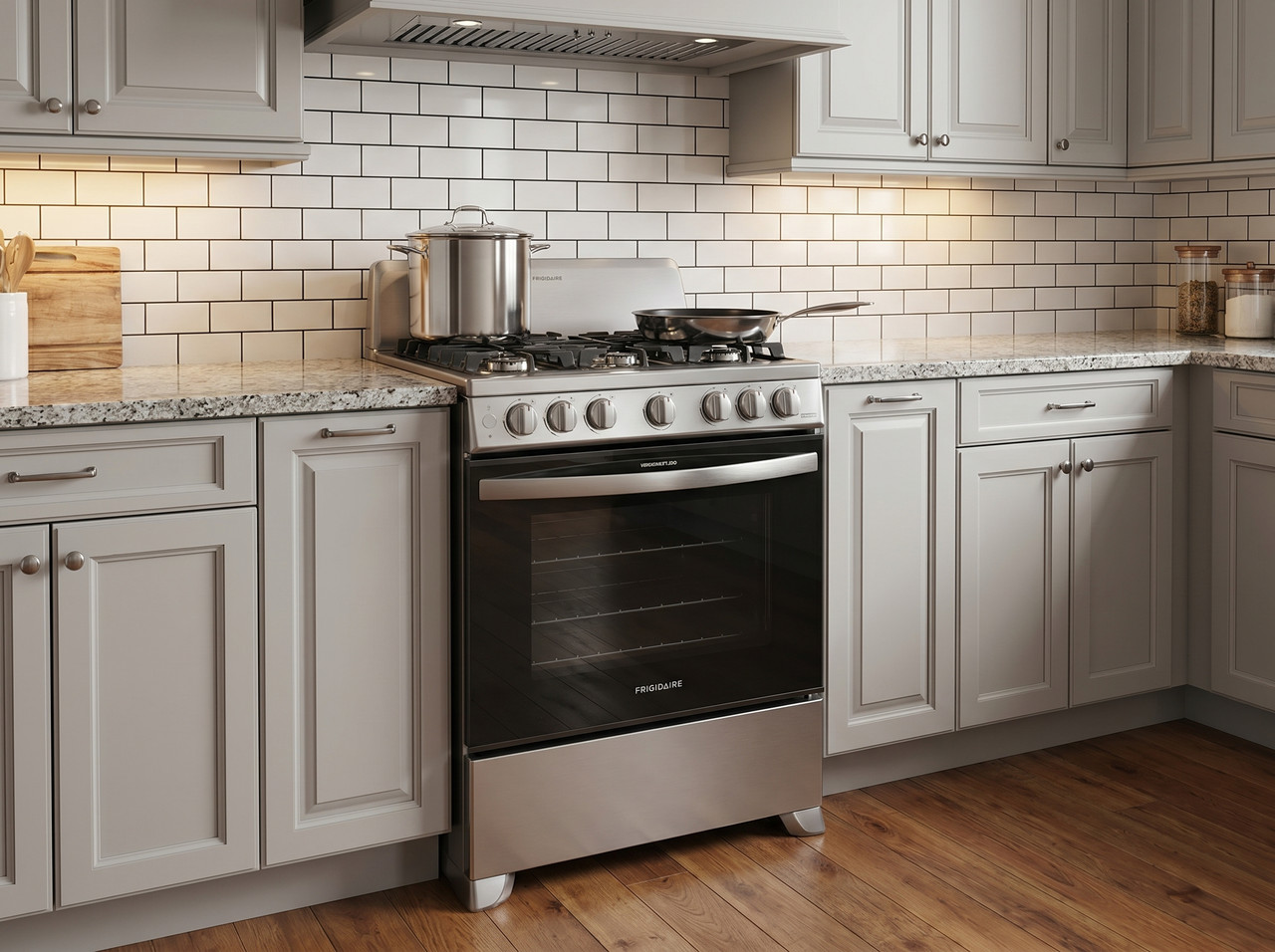 Estufa a gas premium Frigidaire de 30 pulgadas instalada en una cocina de lujo