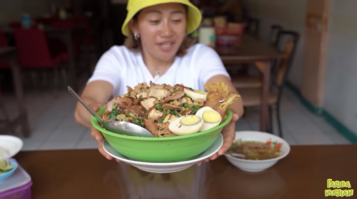 Farida Nurhan saat membawa soto ayam seharga Rp 250 ribu.