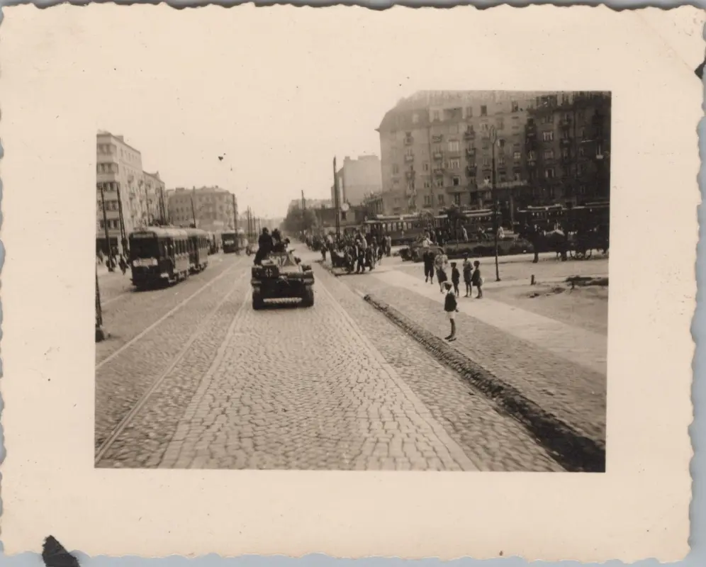 Foto a Nachl. Uffz H Gollner Panzer-Regt. 4, Panzer in Warschau Polen Tram D-82