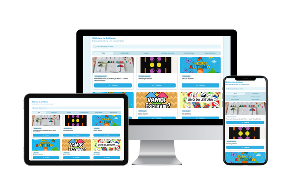 Crianças estudando felizes