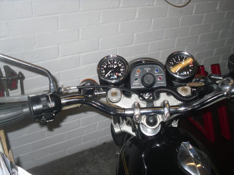 Which side is the tach and speedo on a Commando?