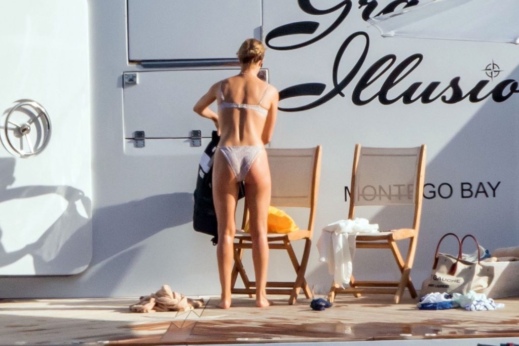 Rosie-Huntington-Whiteley-Upskirt-Stars-Com-1-3-1024x1559-6