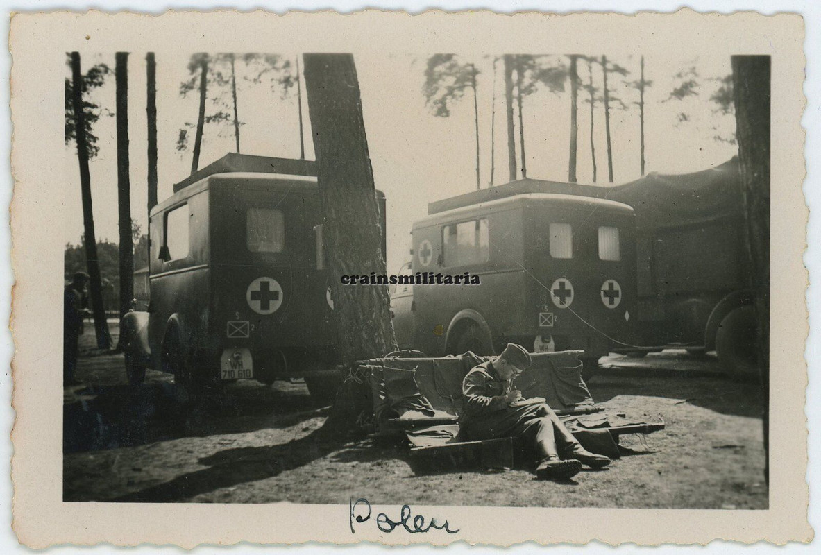 Orig. Foto Sanitäter mit Sankra Sanka Ambulance Lkw Pkw in Polen 1941