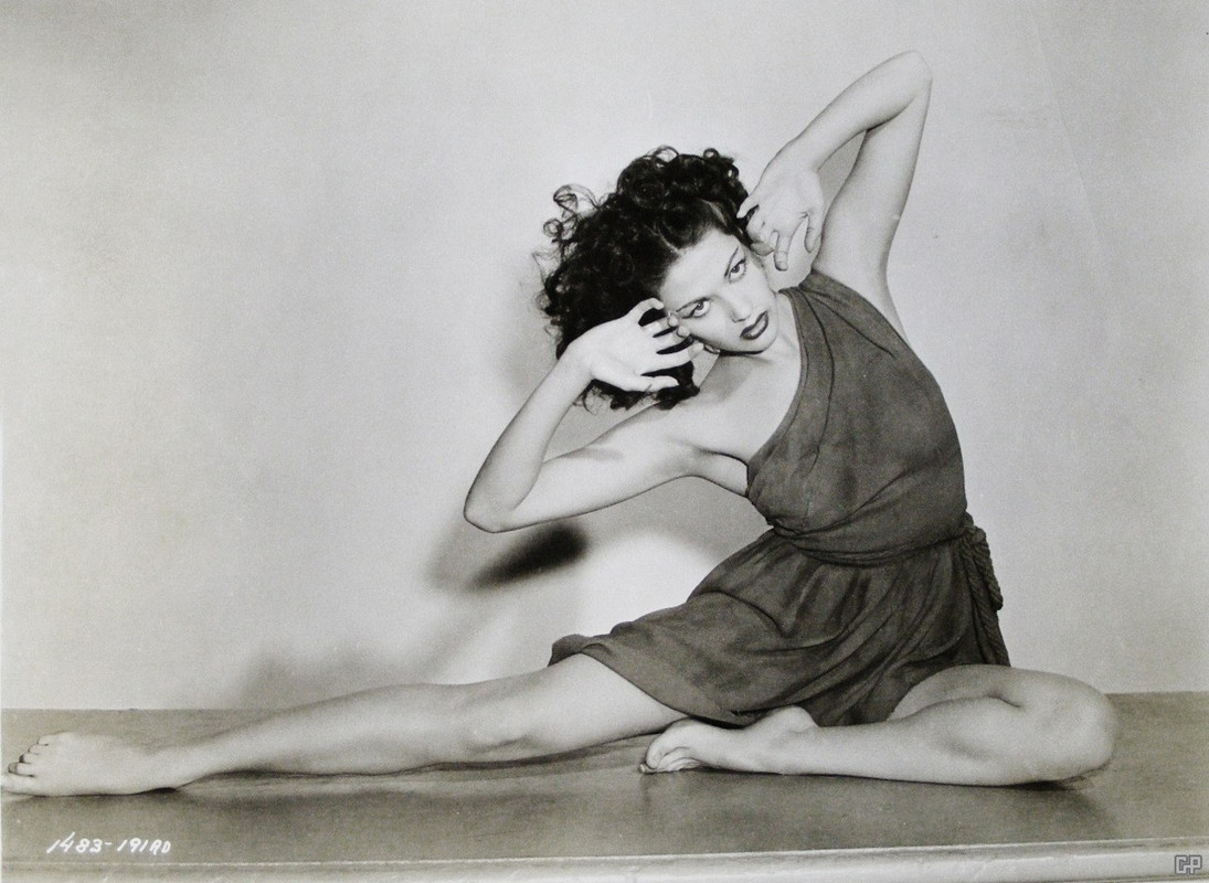 Yvonne_De_Carlo_b96