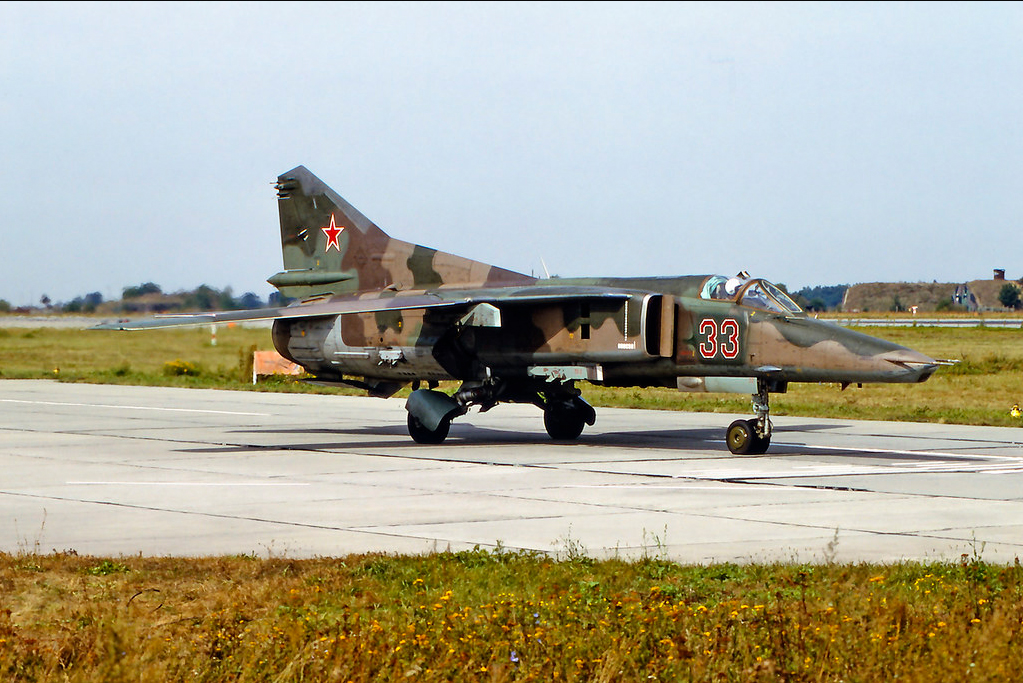 296 APIB Mig-27D 33 Red_61912551104 (3)_Oct 92.