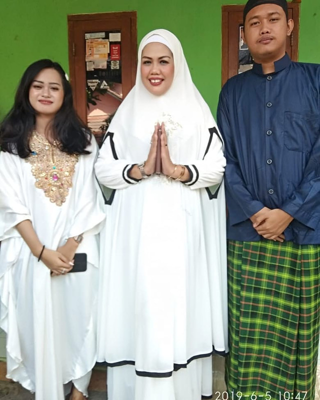 Elly Sugigi dan anaknya