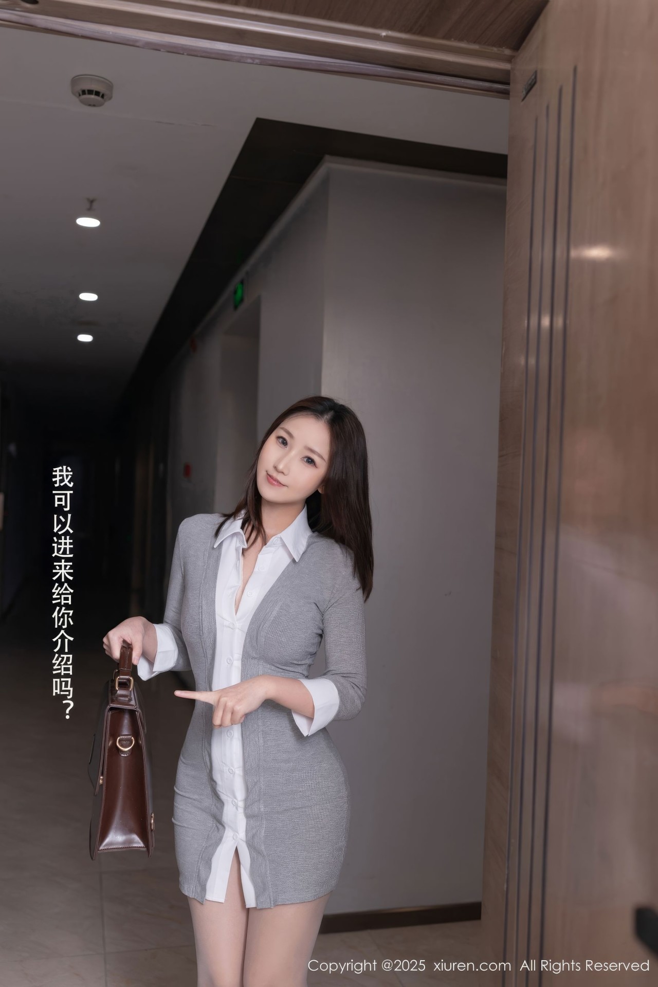 杏子 yada《男性用品推销员》写真美图，灰色西装裙和棕色手提包插图3