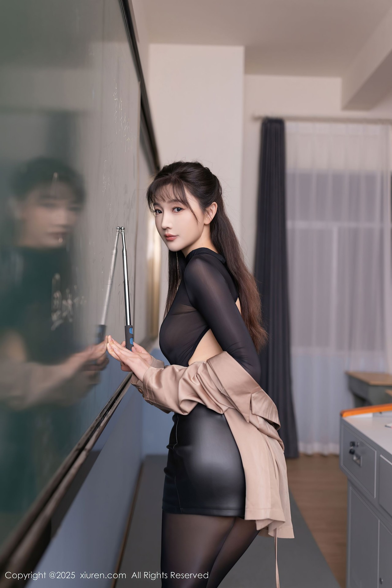 陆萱萱 写真 2025.07.17 No.10558 ，性感的教室老师，好想去上课插图