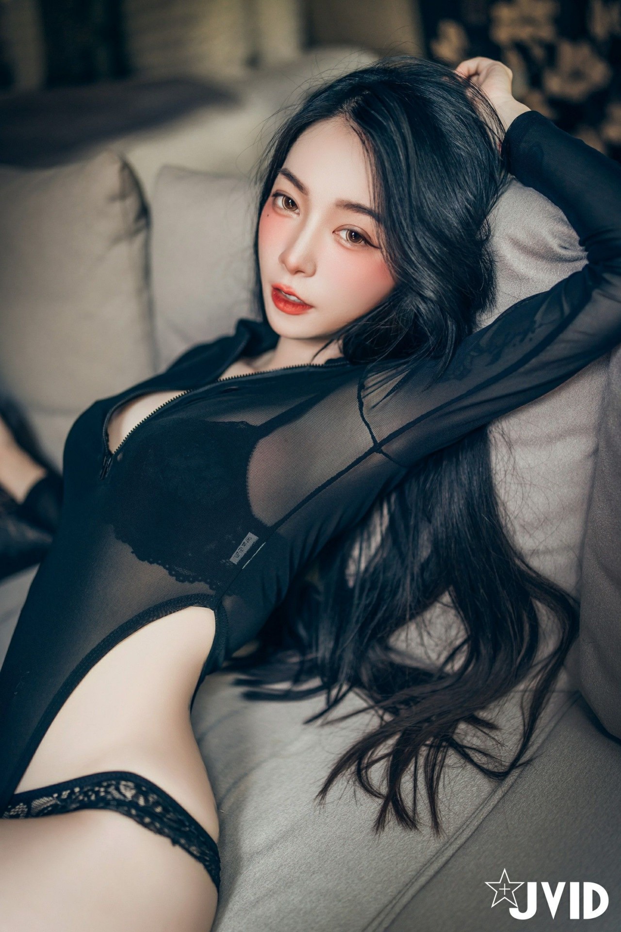 JVID飄飄《巨乳甜點女神》写真作品， 黑色透视，蕾丝内裤的性感时刻插图2