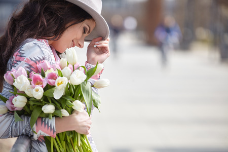 An den Beitrag angehängtes Bild: https://i.postimg.cc/6Q05Z1dt/55361743-femme-avec-des-tulipes-belle-femme-avec-des-fleurs.jpg