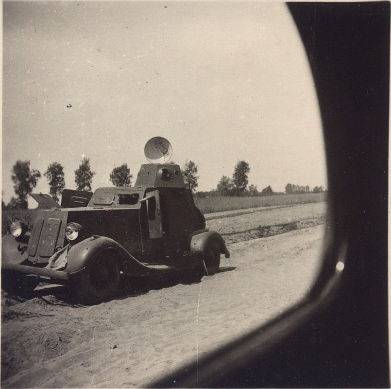 Заснятая из окна немецкого легкового автомобиля оставленная Красной Армией бронемашина БА-20, стояща