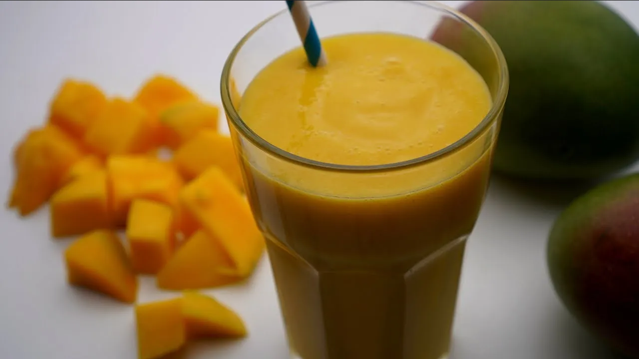 Bebida refrescante para disfrutar en las tardes, smoothie de mango y fresas