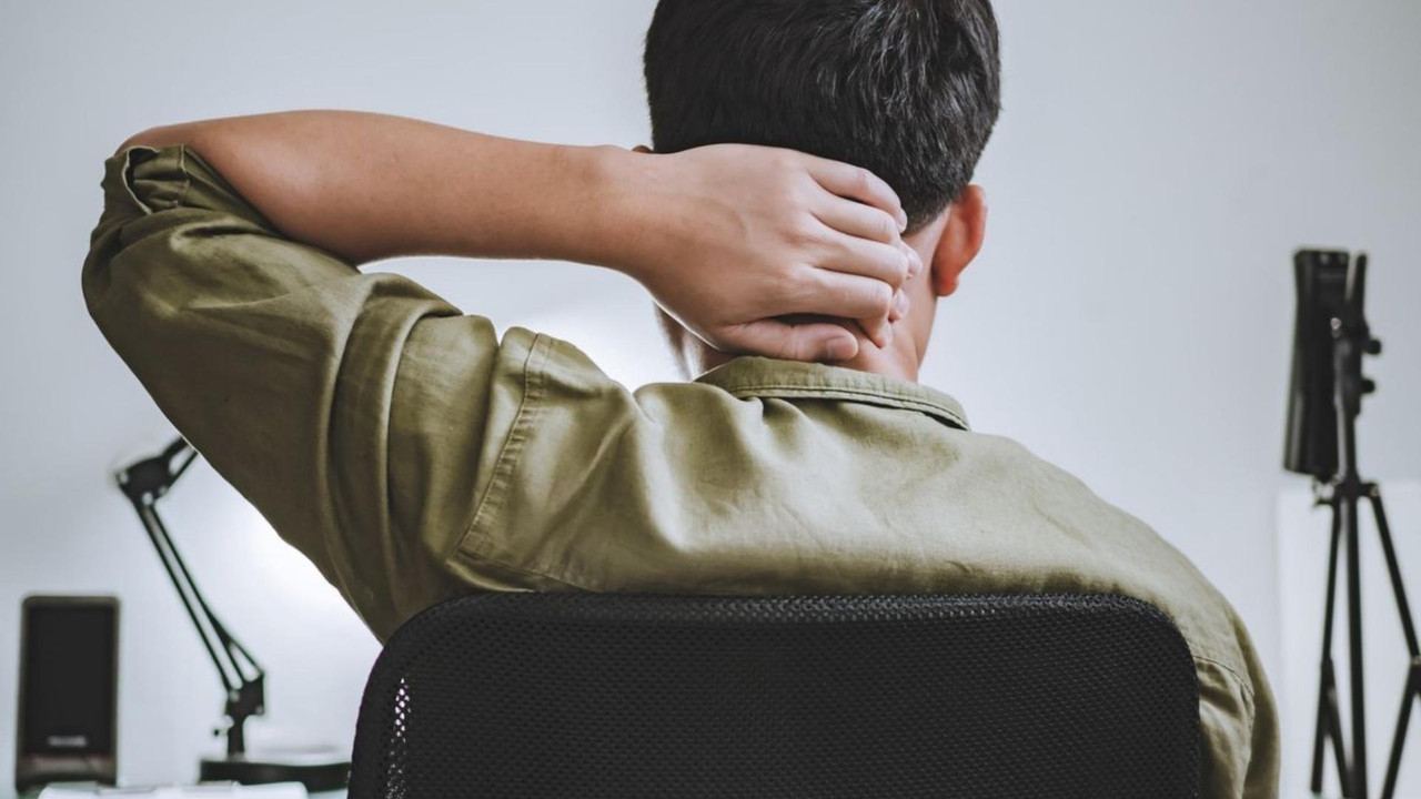 Đau cổ vai gáy kéo dài ở dân văn phòng: Khi nào massage thư giãn thông thường là chưa đủ?