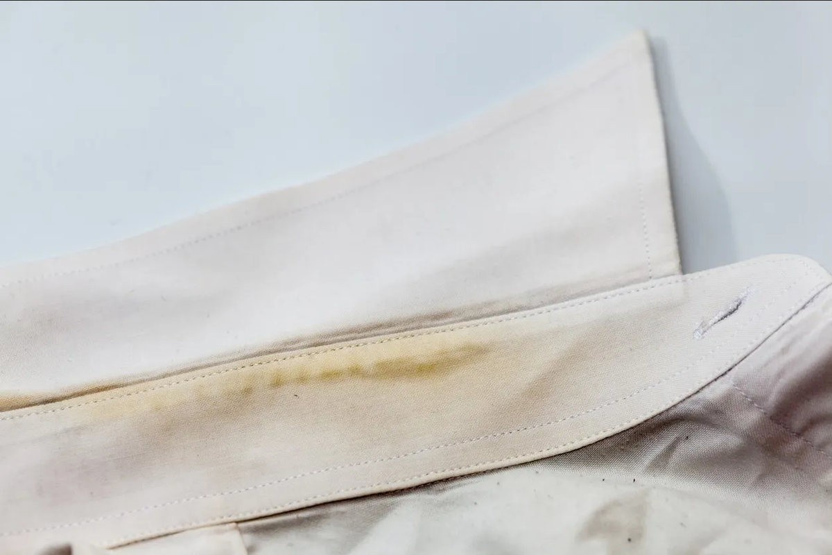¿Cómo desmanchar el cuello de la camisa? Aplica este truco de lavandería