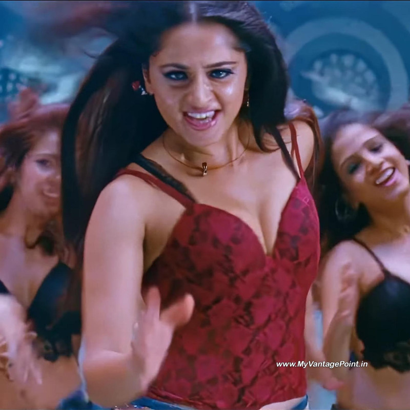 54-Anushka-Shetty-Hot-in-Singam-2-in-Kannukkulle-Song