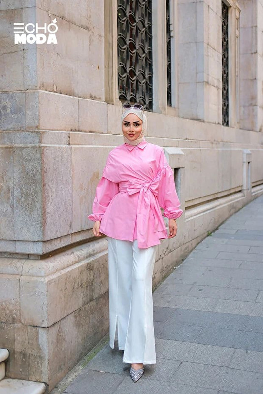 بلوزة صيفي واسعة بلون وردي ناعمة تمنحك مظهراً مريحاً ومفعماً بالحيوية. بلوزة صيفي واسعة بلون وردي ناعمة تمنحك مظهراً مريحاً ومفعماً بالحيوية.