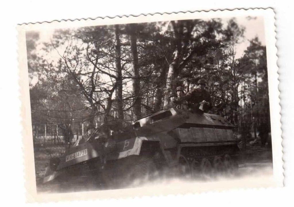 Foto 2.WK Panzergrenadiere auf Schützenpanzerwag